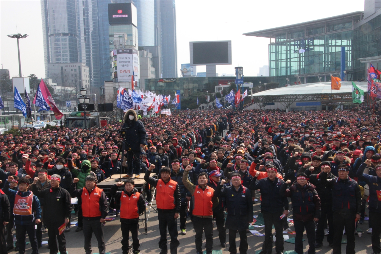 지난 3월 11일 서울역 광장을 5천여 명의 제조노동자가 가득 메운 가운데, '양대노총 제조공동투쟁본부'가 출범했다. 민주노총과 한국노총 위원장도 참석했다.