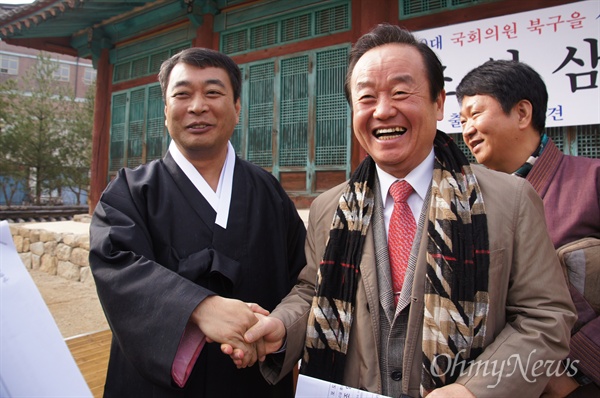 조영삼 전 새누리당 중앙당 수석전문위원이 9일 오전 대구시 북구 읍내동 칠곡향교에서 기자회견을 가진 가운데 이 자리에 참석한 주성영 전 국회의원과 악수를 나누고 있다. 주 전 의원도 북구갑 선거구에 출마할 예정으로 두 사람은 같은 당 소속이지만 서로 경쟁관계에 있다.