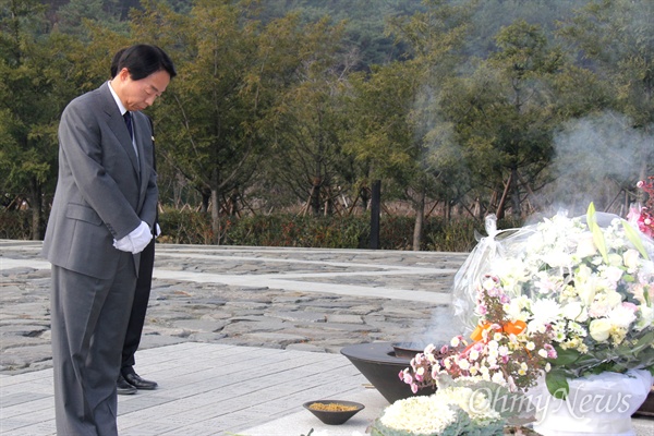 김영삼 전 대통령의 차남 김현철씨가 9일 오후 김해 봉하마을 고 노무현 전 대통령의 묘역을 참배하고 있다.