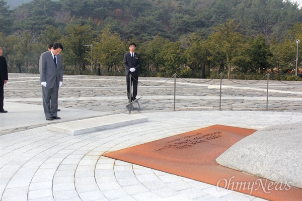 김영삼 전 대통령의 차남 김현철씨가 9일 오후 김해 봉하마을 고 노무현 전 대통령의 묘역을 참배했다.
