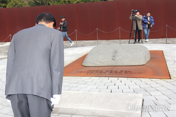 김영삼 전 대통령의 차남 김현철씨가 9일 오후 김해 봉하마을 고 노무현 전 대통령의 묘역을 참배했다.