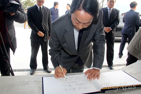 김영삼 전 대통령의 차남 김현철씨가 9일 오후 김해 봉하마을 고 노무현 전 대통령의 묘역을 참배한 뒤 방명록에 서명하고 있다.