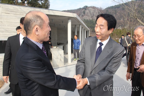 김영삼 전 대통령의 차남 김현철씨가 9일 오후 김해 봉하마을 고 노무현 전 대통령의 묘역을 참배하고 나오면서 사람들을 만나 인사를 나누고 있다.