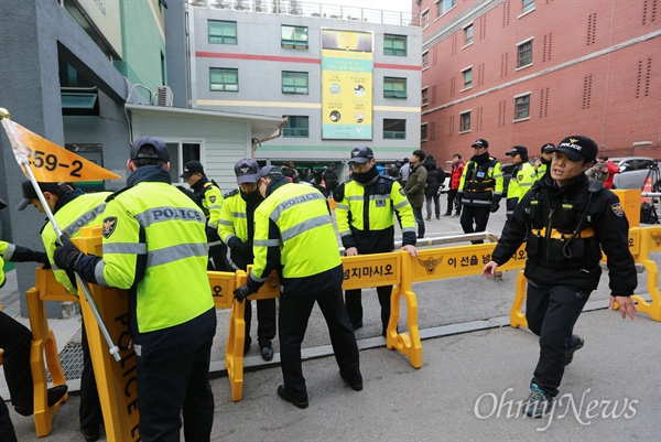 한상균 체포 영장 집행 임박, 경찰 병력 투입되는 조계사 9일 오후 서울 종로구 조계사 관음전 앞에서 경찰들이 한상균 민주노총 위원장의 체포영장 집행 시한이 임박해지자, 외부인의 출입을 통제하기 위해 폴리스라인을 설치하고 있다.