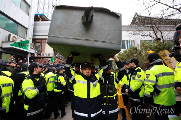 관음전으로 메트리스 옮기는 경찰 도로교통법과 집시법 위반 혐의로 수배중인 한상균 민주노총 위원장을 체포하기 위해 9일 오후 서울 종로구 조계사에 대규모 경찰이 투입되었다. '평화적 해결' '공권력 투입 반대'를 외치며 관음전 입구를 막고 있던 승려, 총무원 직원, 신도들을 끌어낸 경찰은 건물출입구를 장악했다. 경찰이 한상균 위원장이 머물고 있는 관음전 주위로 메트리스를 옮기고 있다.