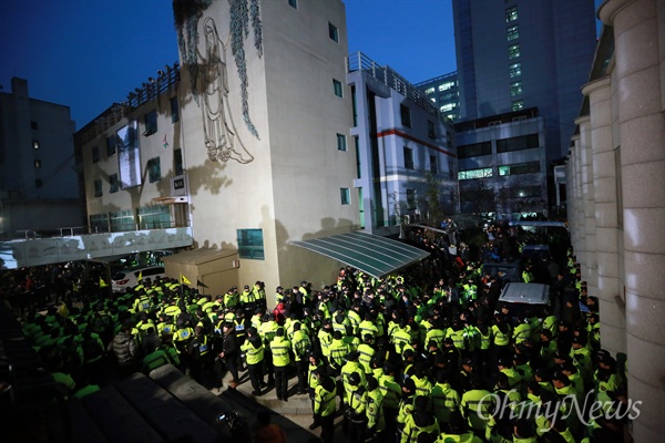 대규모 경찰 조계사 투입 도로교통법과 집시법 위반 혐의로 수배중인 한상균 민주노총 위원장을 체포하기 위해 9일 오후 서울 종로구 조계사에 대규모 경찰이 투입되었다. '평화적 해결' '공권력 투입 반대'를 외치며 관음전 입구를 막고 있던 승려, 총무원 직원, 신도들을 끌어낸 경찰은 건물출입구를 장악했다.