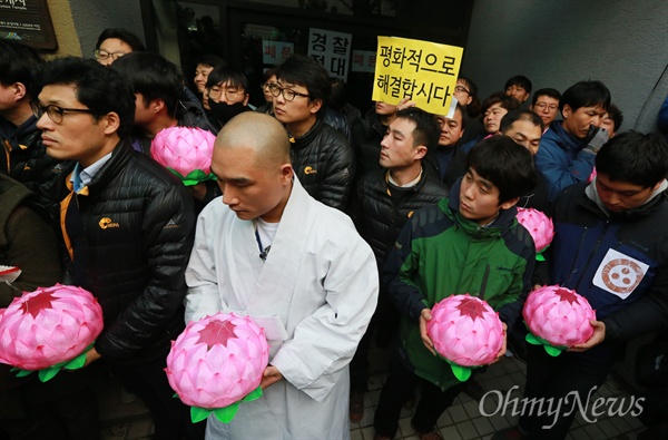 연등 들고 경찰 진입 막는 스님 경찰이 9일 오후 서울 종로구 조계사에서 은신 중인 한상균 민주노총 위원장의 체포 작전을 시작하자, 조계종단 관계자와 스님들이 한 위원장이 머물고 있는 관음전 출입문 앞에서 경찰의 조계사 경내 진입을 막고 있다.