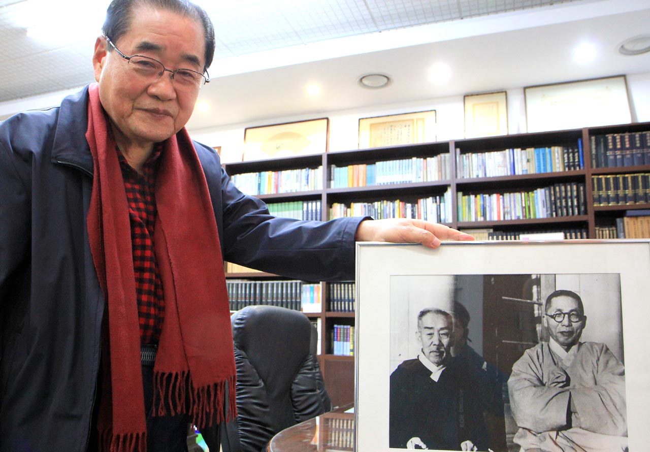 이종찬 전 국정원장이 김구 주석과 작은 할아버지 이시영 초대 부통령의 사진을 보여주고 있다.