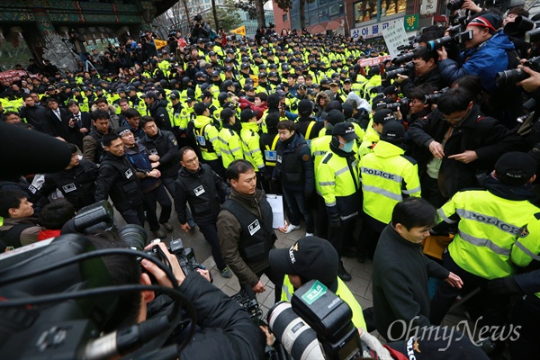 한상균 민주노총 위원장 체포 집시법, 도로교통법 위한 혐의로 수배중이던 한상균 민주노총 위원장이 10일 오전 피신중이던 서울 종로구 조계사에서 걸어나와서 형사들에게 체포되어 수갑이 채워진 채 호송차로 향하고 있다.