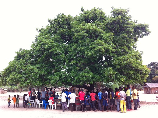 인트웸 라비 마을 주민들이 노상배변 근절을 위해 주민회의를 하고 있습니다. 