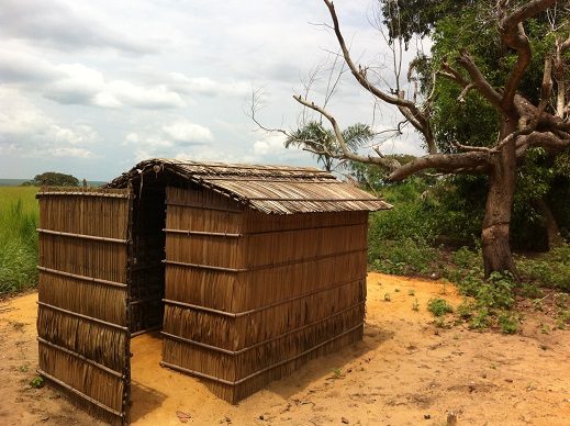 인트웸 라비 마을 주민들이 직접 스스로 재료를 구해서 만든 화장실입니다. 