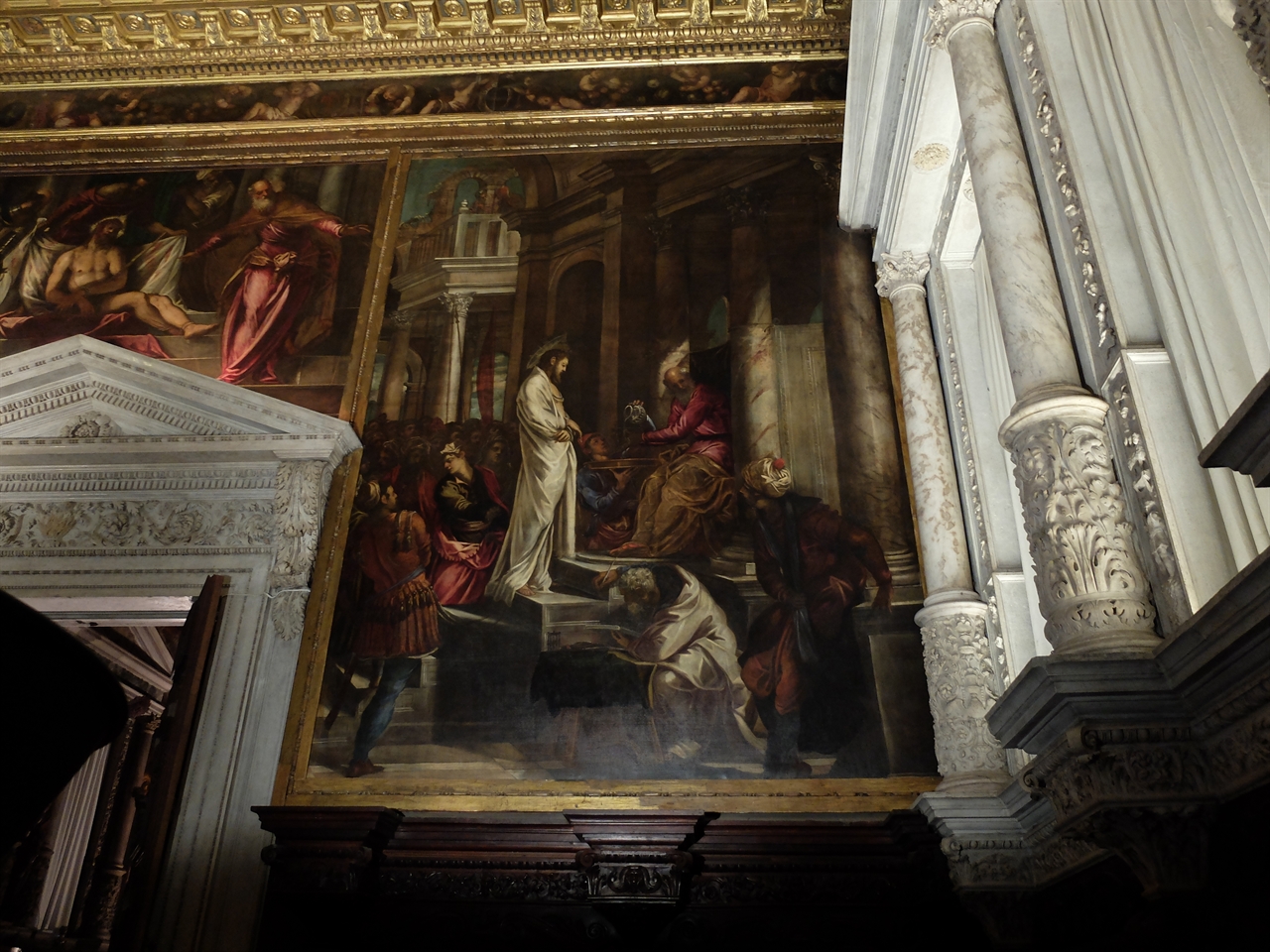 틴토레토, <빌라도 앞에 선 예수>. 베네치아 산 로코 대신도 회당. 로마 총독 빌라도 앞에서 재판을 받고 있는 예수의 모습이 한없이 고독해 보입니다.