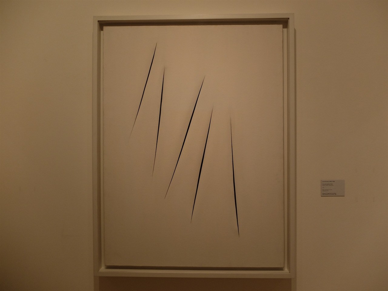 루치오 폰타나, <공간 개념, 기대>. 베네치아 페기 구겐하임 미술관. 하얀색 캔버스에 남은 것은 붓자국이 아니라 5개의 날카로운 칼자국입니다. 회화사에 전체에 대한 부정적 혁신입니다. 