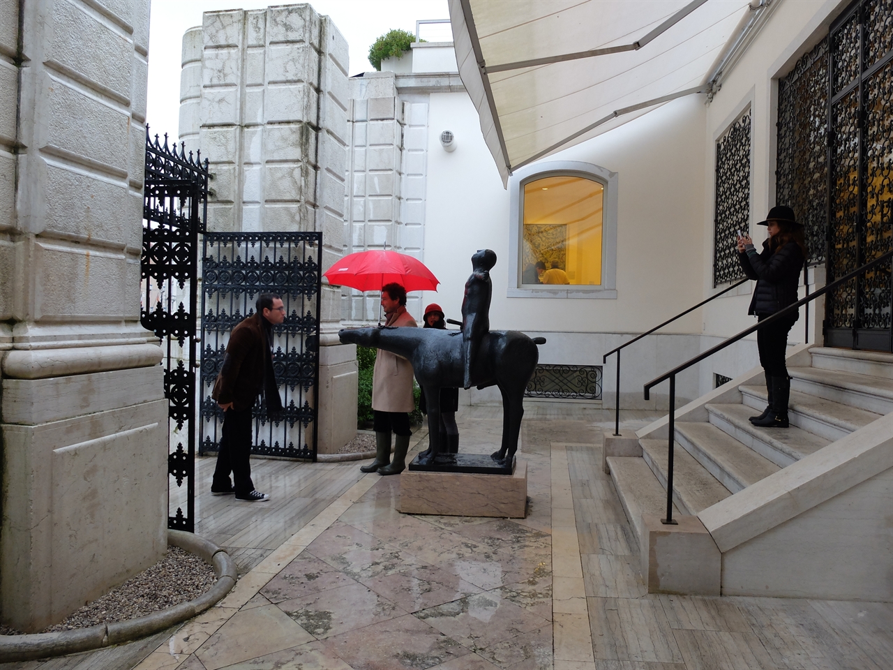 마리노 마리니, <도시의 천사>. 베네치아 페기 구겐하임 미술관. 구겐하임 미술관 뒤편 카날 그란데와 면해있는 곳에 저렇게 마리노 마리니Marino Marini 1901~1980의 명작 <도시의 천사>가 조금은 야한 모습으로 서 있습니다.