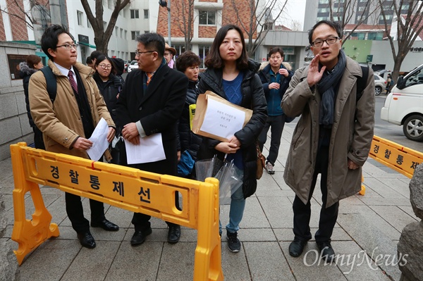 지난 11월 14일 민중총궐기 대회에서 경찰의 살인적인 물대포 직사공격에 농민 백남기씨가 사경을 헤메고 있는 가운데, 10일 오후 민중총궐기 국가폭력 조사단과 민변 11.14경찰폭력 대응변호인단이 헌법재판소앞에 '위헌적인 직사살수 및 살수차 운용지침에 대한 헌법소원 청구' 기자회견을 연 뒤 청구서를 접수했다. 청구인으로 참석한 백남기씨 딸 백도라지씨와 법률대리인 박주민 변호사 등이 접수를 위해 헌법재판소로 들어가고 있다.