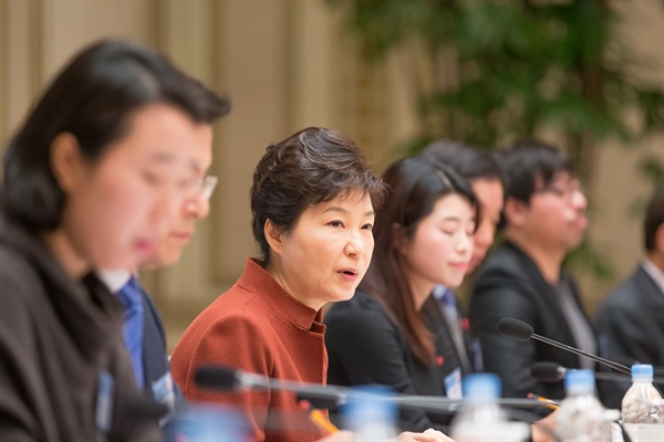 박근혜 대통령이 10일 청와대에서 청와대에서 제4기 저출산·고령사회위원회 3차 회의를 주재하고 있다.