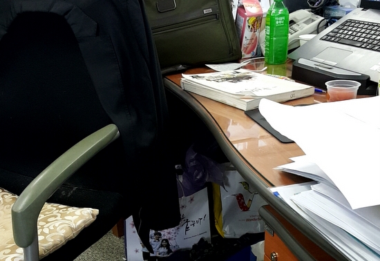 국정교과서 집필진을 시인한 김형도 교사의 교무실 책상. 