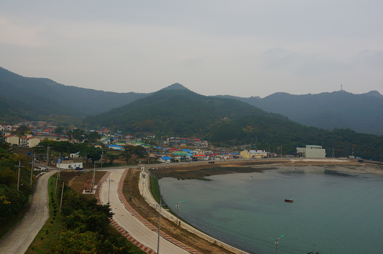 진리마을 정경  흑산면 면소재지로 흑산의 중심지다. 시대를 달리하며 여러 종교가 마을사람들과 함께 했다. 사진 오른쪽 흰 건물 뒤가 당산이다