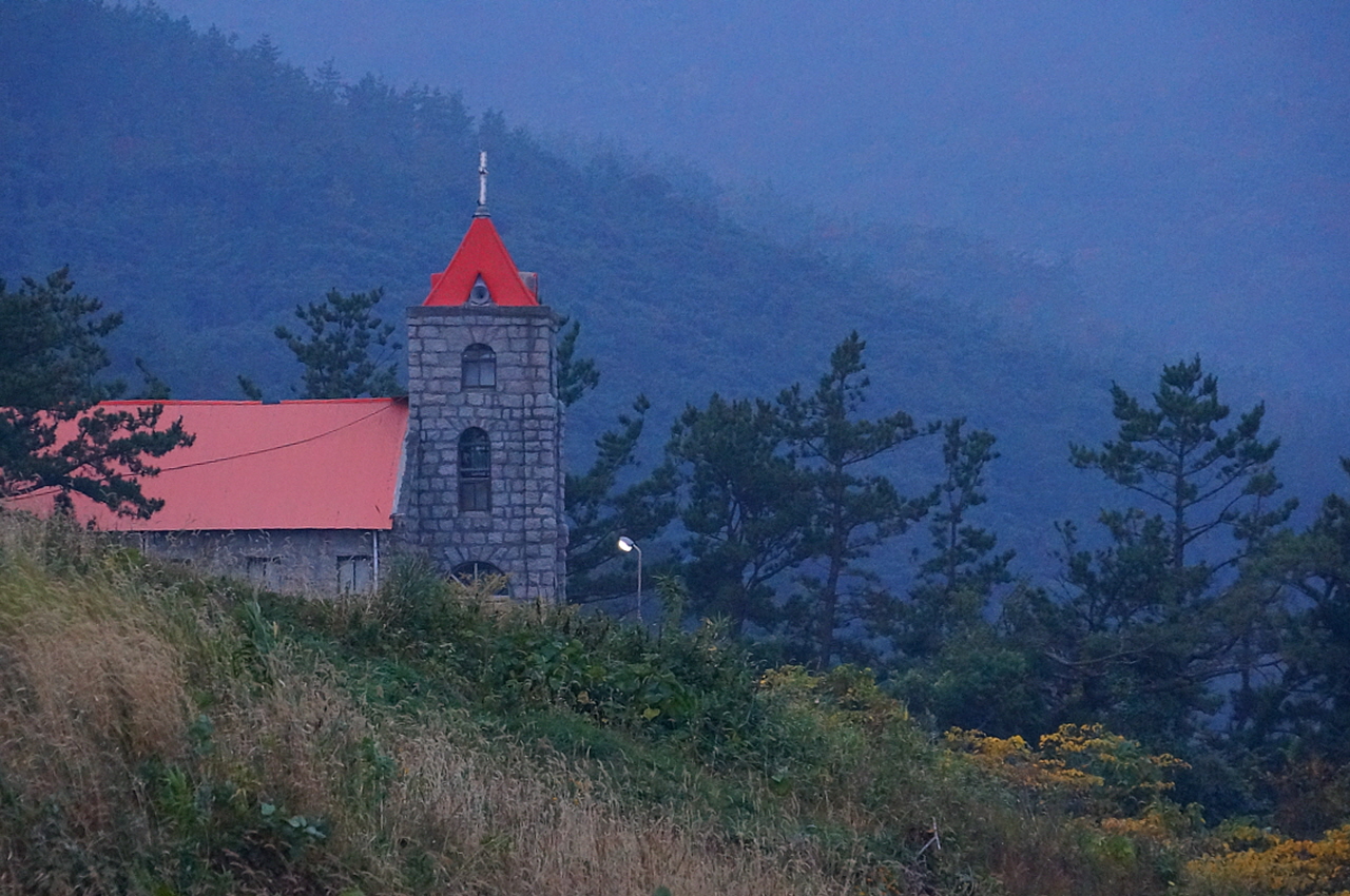 흑산진리성결교회 흑산성당 옆에서 진리 앞바다를 바라다보며 서있다