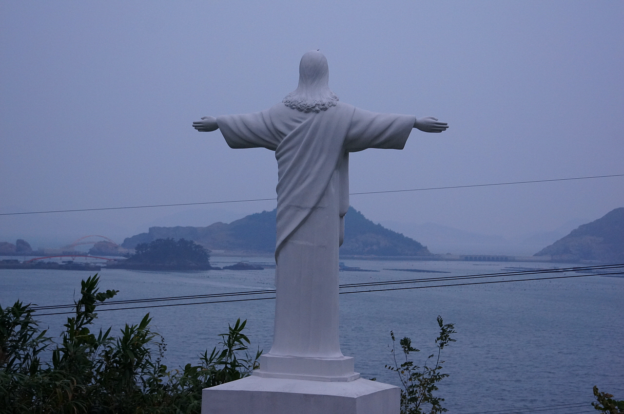 흑산성당 예수상 브라질 리우데자네이루 코르코바도산 정상에 있는 예수상 닮았다. 양팔 벌려 먼 바다 오가는 뱃사람들을 위로하고 있다