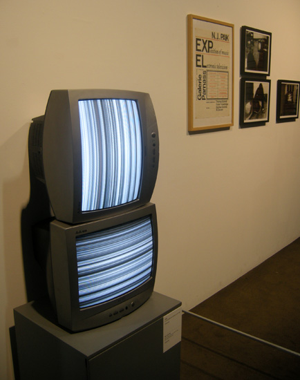 백남준 I '두 대의 TV에 입력된 소리의 파도_수평/수직(Sound Wave Input on Two TV set Horizontal/Vertical)' 1963. TV화면에 전자파로 그린다는 개념의 첫 전시를 재현하다. '추방(Expel)'이라는 단어가 뒤로 보인다 