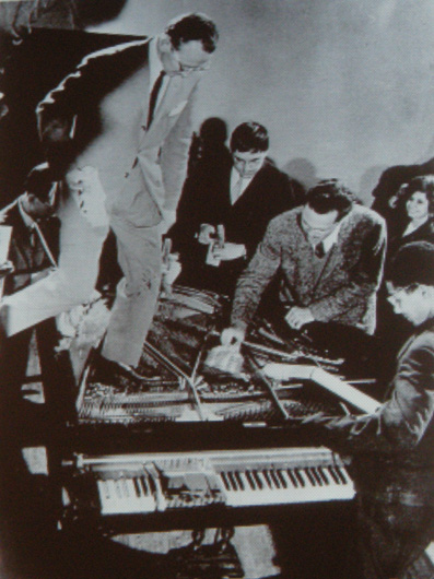 1962년 비스바덴에서 플럭서스 첫 공연에서 피아노를 파괴하는 멤버들. 네오다다의 성격을 띤 이 반예술운동은 예술가의 주체성마저 부정하고 문화민주화와 지방화를 지향한다. 백남준 국제학술심포지엄(2013.04.26)에서 소개된 영상자료를 찍은 것임 ⓒ 백남준아트센터 