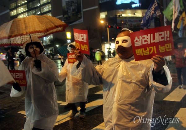 10일 저녁 대전 서구 갤러리아타임월드 사거리 국민은행 앞에서 진행된 '못살겠다 대전시국대회'에 앞서 시민들이 이마트 사거리에서 부터 거리행진을 하고 있다.