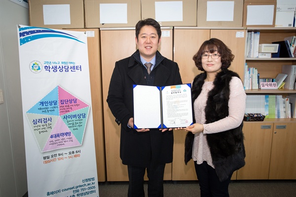  11일 유승훈 한국도박문제관리 경남센터장(오른쪽)과 정문희 경남과기대 사회봉사센터 팀장이 업무협약 체결 후 기념사진을 촬영하고 있다.