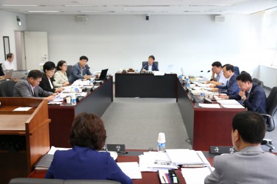 성남시의회가 2016년 성남시 청년배당 예산을 통과시켰다.