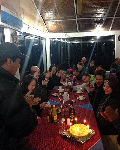 네팔 고레파니 로지에서 벌어진 생일파티. 설산에서 생일을 맞이하는 기분은 어떨까.