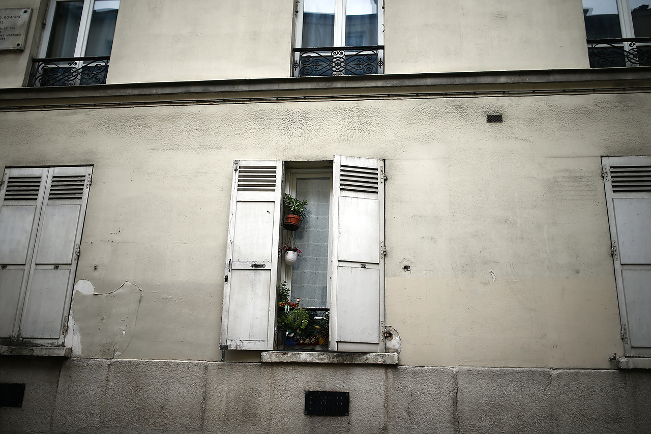 유럽 건물 창문의 특징을 잘 보여주고 있는 창문이다. '창문을 열어다오!'라는 노래가 절로 나올만 하다.