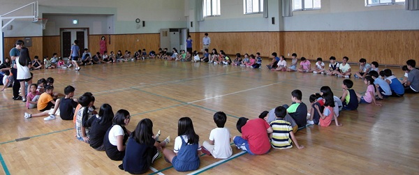  갈산초등학교 학생들의 다모임 토론장면. 전체 학생이 다 모여 자치활동을 하고 있다.  