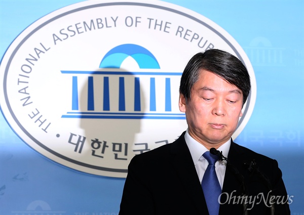 새정치민주연합 안철수 전 공동대표가 지난 13일 기자회견을 열고 탈당을 선언하는 모습.