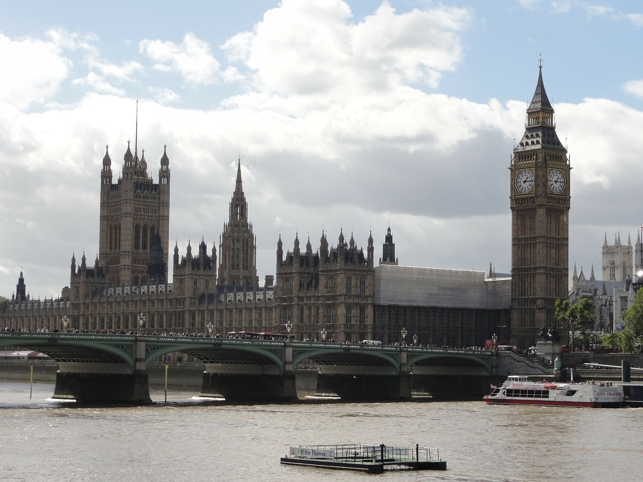 런던은 템즈강을 따라 흘러온다. 비록 물은 우중충해도 강변을 가로 선 수많은 건축과 조형물들 그리고 휴식공간은 시민의 국가임을 잘 나타내고 있다. 