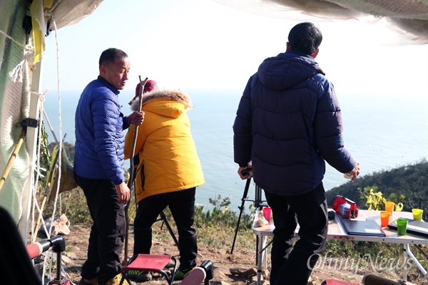  진도 팽목항에서 배를 타고 2시간30분을 달려야 닿을 수 있는 섬 동거차도. 세월호 참사로 새끼를 잃은 아버지들이 지금 그 섬에 있다. 동거차도 앞바다에 떠있는 중국 상하이샐비지 컨소시엄의 세월호 인양 준비과정을 감시하기 위해서다.