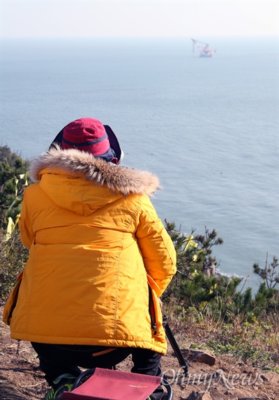  진도 팽목항에서 배를 타고 2시간30분을 달려야 닿을 수 있는 섬 동거차도. 세월호 참사로 새끼를 잃은 아버지들이 지금 그 섬에 있다. 동거차도 앞바다에 떠있는 중국 상하이샐비지 컨소시엄의 세월호 인양 준비과정을 감시하기 위해서다. 노란점퍼를 입은 소희 아빠 박윤수씨는 세월호가 아직 있는 그 곳에 가장 가까이 다가가기 위해 까까지른 절벽 위에 섰다.