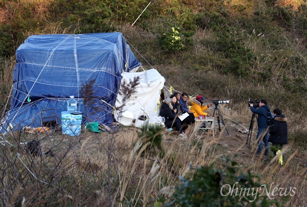  진도 팽목항에서 배를 타고 2시간30분을 달려야 닿을 수 있는 섬 동거차도. 세월호 참사로 새끼를 잃은 아버지들이 지금 그 섬에서 가장 높은 산 꼭대기에 있다. 동거차도 앞바다에 떠있는 중국 상하이샐비지 컨소시엄의 세월호 인양 준비과정을 감시하기 위해서다. <오마이뉴스> 취재팀이 이들을 인터뷰하고 있다.