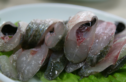 지금 이 계절에 가장 맛있는 숭어회. 〈바다맛 기행〉의 저자 김준은 책에서 왜, 이 계절에 숭어가 가장 맛있는지 말하고 있다.