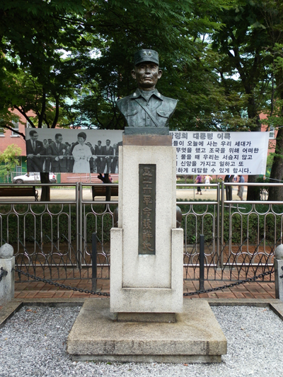 서울 영등포구 문래근린공원에 있는 박정희 동상. 이 공원은 5·16 쿠데타의 발상지인 육군 제6관구 사령부가 있던 곳이다. 
