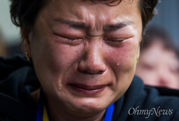 세월호유가족이 14일 오전 명동 서울YWCA에서 열린 세월호 특조위 제1차 청문회에서 상영 된 영상을 보며 눈물을 흘리고 있다.