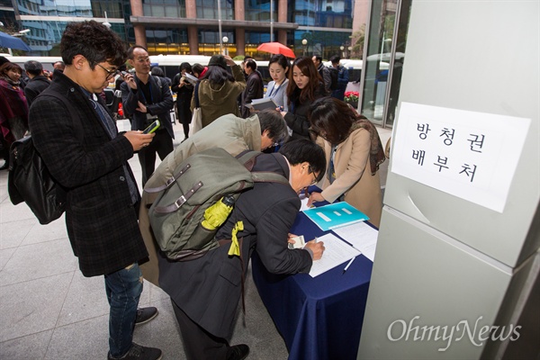 세월호 특조위 제1차 청문회가 열리는 14일 오전 명동 서울YWCA 앞에서 방청권을 받기 위해 시민들이 줄을 서 있다.