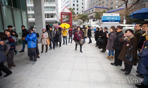 세월호 특조위 제1차 청문회가 열리는 14일 오전 명동 서울YWCA 앞에서 방청권을 받기 위해 시민들이 줄을 서 있다. 이들 중에는 '엄마부대' 회원도 기자에게 목격되는 등 보수단체 회원도 일부 포함되어 있다.