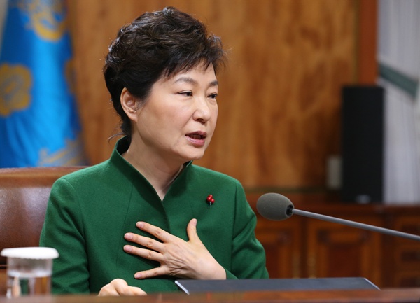 박근혜 대통령이 2015년 12월 14일 오전 청와대에서 열린 수석비서관회의에서 모두발언하고 있다.