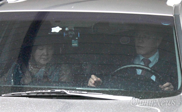 14일 오후 김해국제공항에 도착한 문재인 새정치민주연합 대표가 부인 김정숙씨와 함께 어머니가 살고있는 영도구로 직접 운전해 이동하고 있다.  