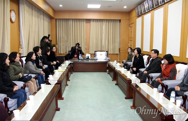 대전 원도심 지역 학부모들이 14일 대전시의회 앞에서 기자회견을 열어 '대전고 국제고 전환 반대' 입장을 밝힌 뒤, 김인식 대전시의회 의장과 면담을 하고 있다.