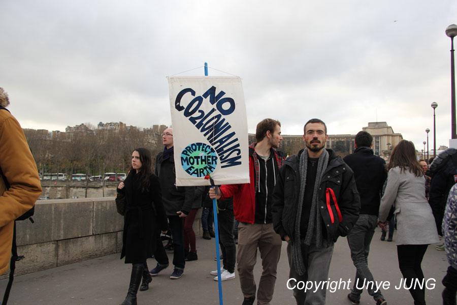 이에나 다리를 건너 에펠탑으로 향하는 시위대