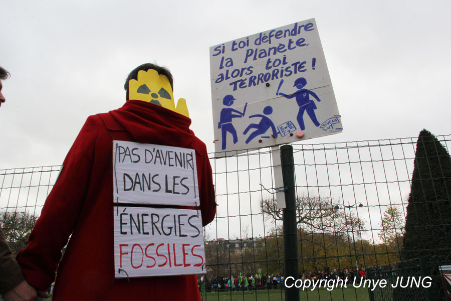 '화석연료와 함께라면 미래가 없다' (좌), '지구를 변호하면 너는 테러리스트!'(우) COP21이 시작되기 전부터 행사기간 동안 가택수색을 당하거나 연행된 환경주의자와 활동가들이 많았다. 그걸 패러디하고 있다. 
