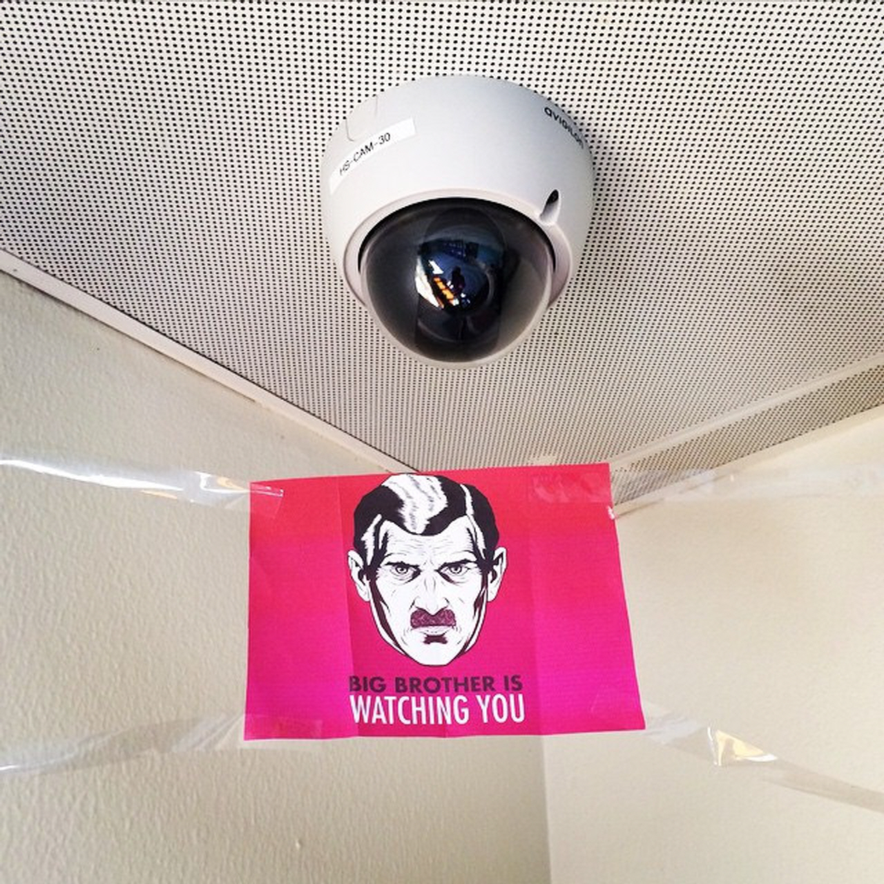 BIG BROTHER IS WATCHING YOU! 빅브라더가 당신을 지켜보고 있다!