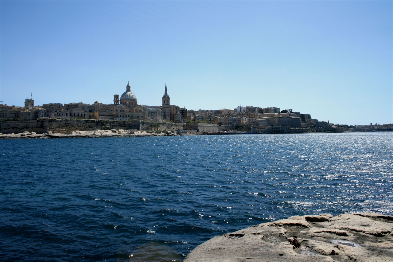 바다 건너 보이는 몰타의 수도 발레타(Velletta) 도시 전체가 유네스코 세계문화 유산으로 지정되어 있다. 