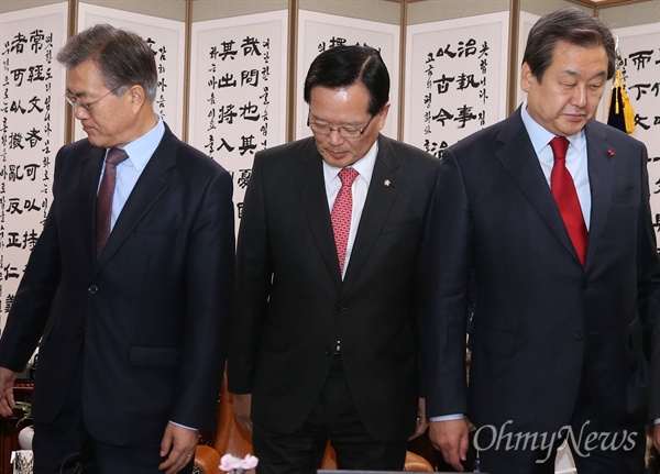 김무성 새누리당 대표와 문재인 새정치민주연합 대표가 15일 오전 선거구 획정 관련 협상을 하려고 국회의장실에서 정의화 의장 주재로 만나 인사를 나눈 뒤 자리로 향하고 있다. 